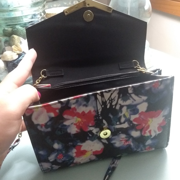 NWOT 🌸🌺Floral Print🌺🌸 Envelope Clutch w/✨Gold✨ Hardware + Crossbody Strap - Picture 2 of 5